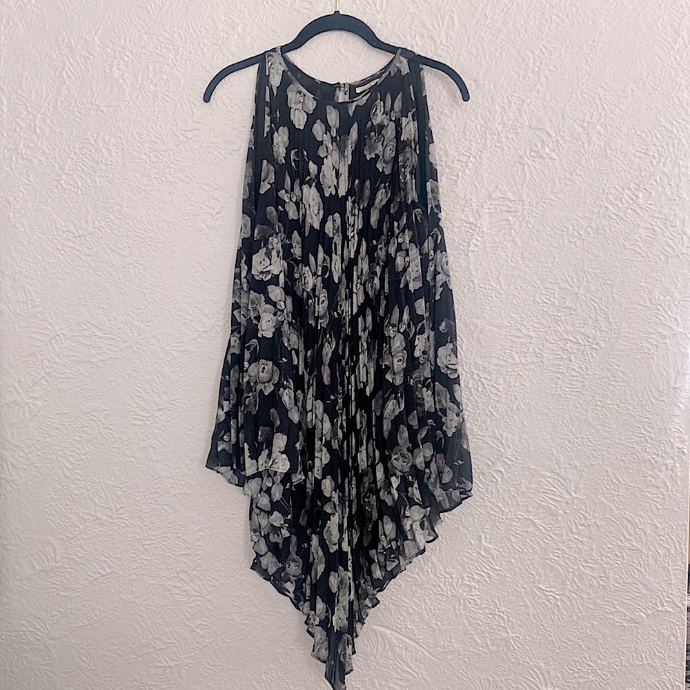 Max Studio Sleeveless pleated tunic blouse